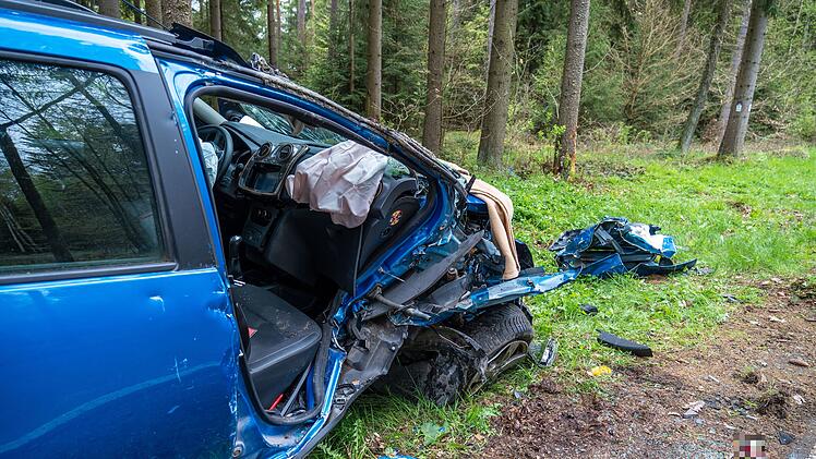 Dacia kommt von Fahrbahn ab und prallt gegen Baum