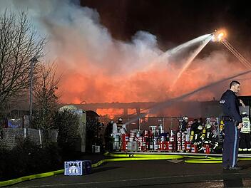 Zellinger Baumarkt "brennt in voller Ausdehnung" - aufwendiger Großeinsatz