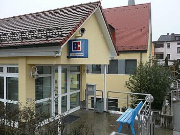 38 Geschäftsstellen unterhalten die Raiffeisen- und Volksbanken im Genossenschaftskreisverband Lichtenfels. In die Hauptstelle in Lichtenfels (im Bild die Gebäuderückseite) wurde besonders investiert; das Gebäude wurde grundlegend saniert.