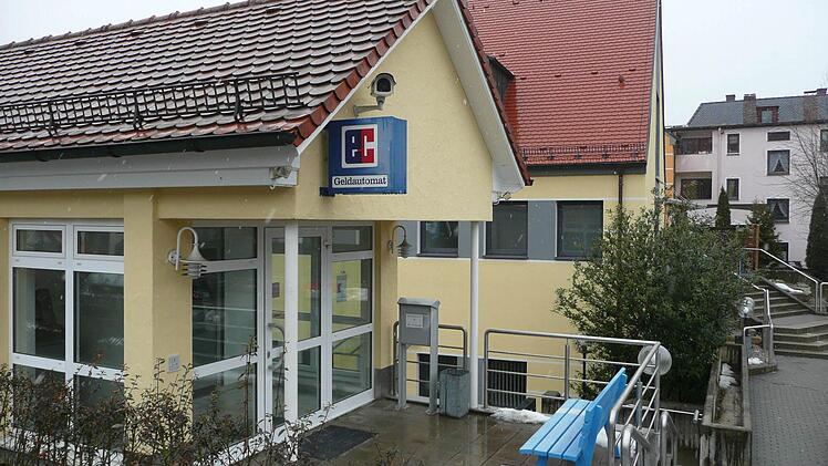 38 Geschäftsstellen unterhalten die Raiffeisen- und Volksbanken im Genossenschaftskreisverband Lichtenfels. In die Hauptstelle in Lichtenfels (im Bild die Gebäuderückseite) wurde besonders investiert; das Gebäude wurde grundlegend saniert.