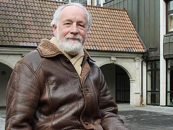 Rupert Appeltshauser auf dem Pausenhof des Gymnasiums Albertinum, wo er über 30 Jahre lang Lehrer war, wie er sagt. Mit seinem Buch über das G8 sorgte er schon im Frühjahr für Aufsehen. Foto: CT-Archiv/Helke Renner