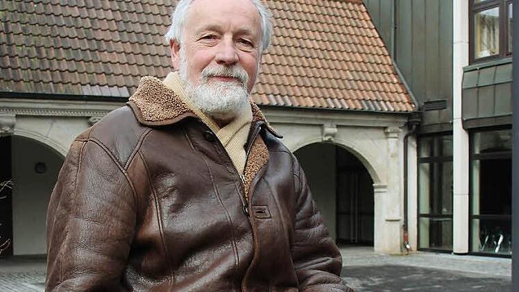 Rupert Appeltshauser auf dem Pausenhof des Gymnasiums Albertinum, wo er über 30 Jahre lang Lehrer war, wie er sagt. Mit seinem Buch über das G8 sorgte er schon im Frühjahr für Aufsehen. Foto: CT-Archiv/Helke Renner