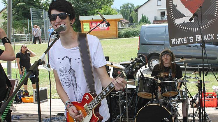 Fetzige Musik gab es auf der Seebühne des LGS-Geländes in Kronach.  Fotos: Carina Kuhnlein