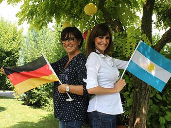 Maria-Ines Denegri (links) und Malena Schneider sind gespannt, wer am Sonntag Fußball-Weltmeister wird. Foto: Mariell Dörrschmidt