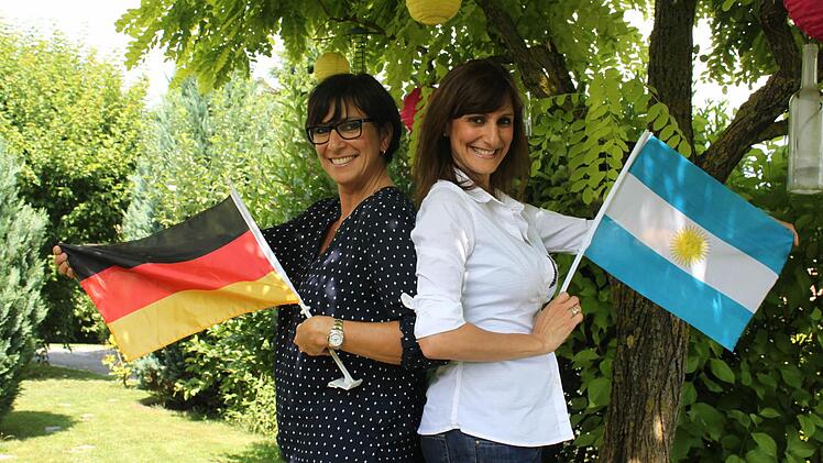 Maria-Ines Denegri (links) und Malena Schneider sind gespannt, wer am Sonntag Fußball-Weltmeister wird. Foto: Mariell Dörrschmidt