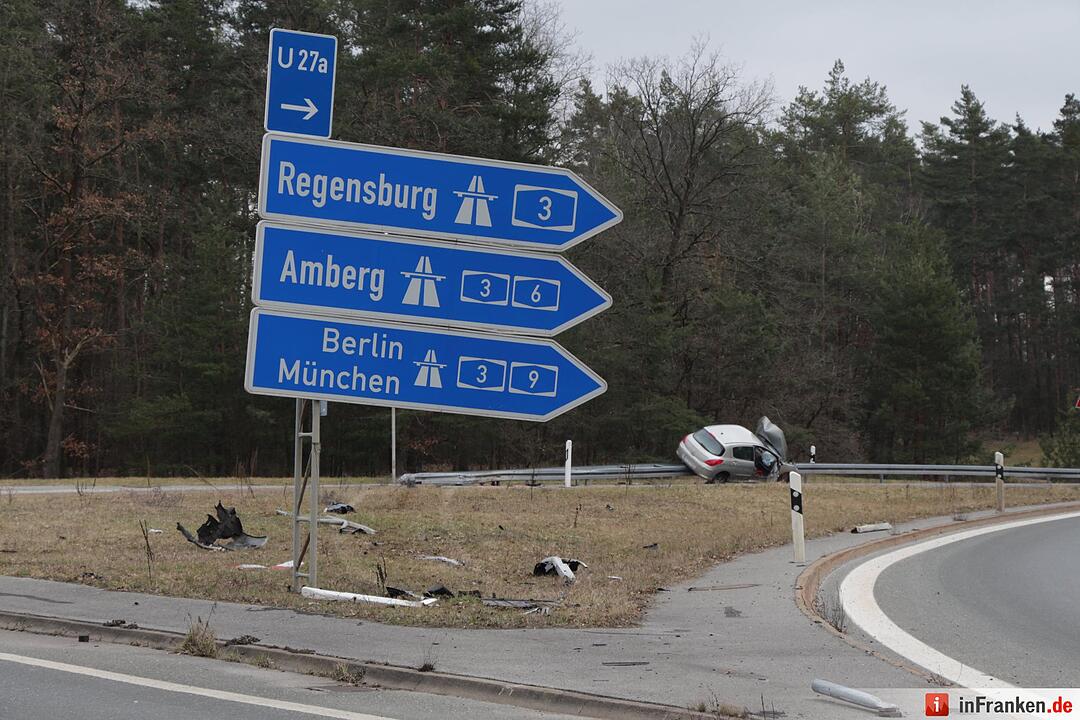Fahrzeug rammt Verkehrsschild und landet auf Gegenfahrbahn