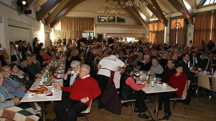 Viele Senioren aus Eltmann und den Stadtteilen nahmen die Einladung zur Altenehrung in die Stadthalle an und genossen einen besinnlich-fröhlichen Adventsnachmittag. Fotos: Sabine Weinbeer