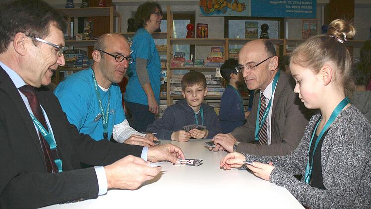 Hatten viel Spaß mit dem Kartenspiel "Die fiesen 7" (von links) Ebelsbachs Bürgermeister Walter Ziegler, Frank Kupfer-Mauder, Benedikt, Landrat Wilhelm Schneider und Melina. Foto: Ralf Naumann
