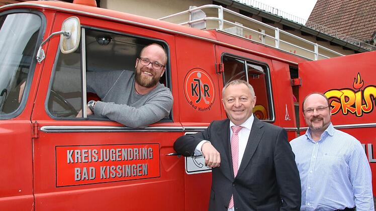 Der neue KJR-Geschäftsführer Christoph Stürmer mit Landrat Thomas Bold und dem stellvertretenden KJR-Vorsitzenden Klaus Kippes.  Foto: Ralf Ruppert