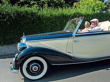"So sch&ouml;n war er ni cht einmal am ersten Tag", sagt Hans-Peter Gerner &uuml;ber den in sechs Jahren fit gemachten Mercedes 170 S von Bellamie und Jan Hofstee.  Foto: Anand Anders/Gerd Landgraf
