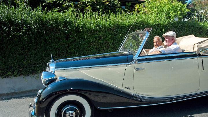 "So sch&ouml;n war er ni cht einmal am ersten Tag", sagt Hans-Peter Gerner &uuml;ber den in sechs Jahren fit gemachten Mercedes 170 S von Bellamie und Jan Hofstee.  Foto: Anand Anders/Gerd Landgraf