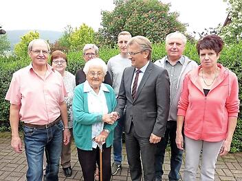Zum 95. Geburtstag von Olga Kießling gratulierte Bürgermeister Rainer Detsch im Kreise ihrer Familie. Foto: Gerd Fleischmann