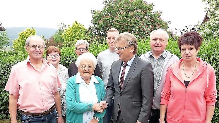 Zum 95. Geburtstag von Olga Kießling gratulierte Bürgermeister Rainer Detsch im Kreise ihrer Familie. Foto: Gerd Fleischmann