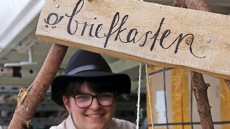 Die Kulmbacherin Anna zeigt den Briefkasten des Camps, den der Postbote regelmäßig leert. Antwort? Garantiert!