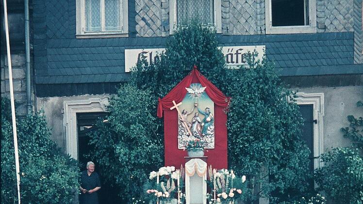 Der  erste Fronleichnamsaltar am Marktplatz vor dem Stahlhaus, aufgenommen 1955Walter Lieb