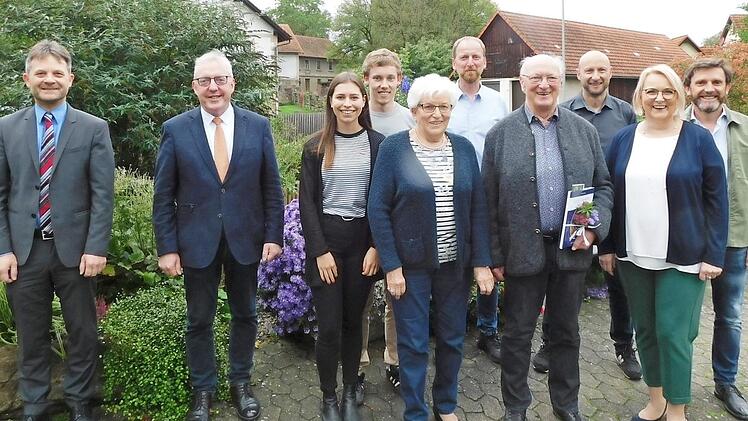 Karl Meisel (Vierter von rechts) und seine Frau Anni (links daneben) im Kreise der Verwandtschaft; mit im Bild (von links) Pfarrer Johannes Feldhäuser und Bürgermeister Harald Hübner  Foto: Horst Wunner