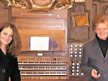 Ingrid Kasper und Martin Neubauer erweisen sich als kongeniales Duo. Weitere Mitwirkende haben den klingenden Adventskalender mitgestaltet. Foto: Lorenz Heinz