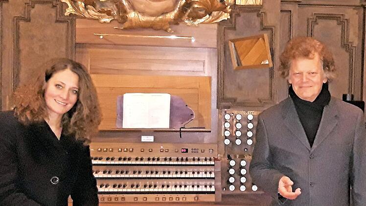 Ingrid Kasper und Martin Neubauer erweisen sich als kongeniales Duo. Weitere Mitwirkende haben den klingenden Adventskalender mitgestaltet. Foto: Lorenz Heinz