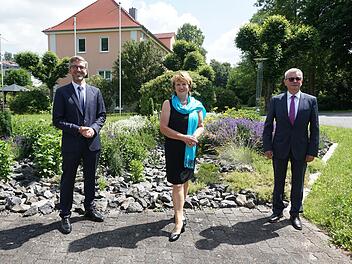 Altbürgermeisterin Brigitte Meyerdierks wurde von Bürgermeister Jochen Vogel (links) und dem stellvertretenden Landrat Gotthard Schlereth geehrt.