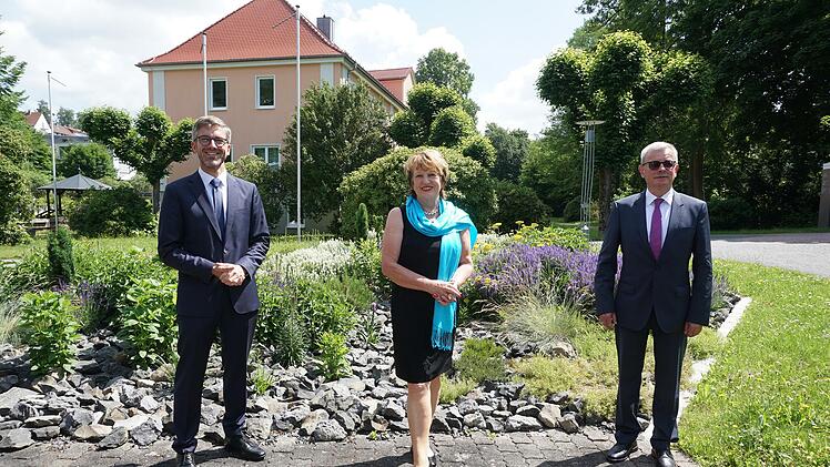 Altbürgermeisterin Brigitte Meyerdierks wurde von Bürgermeister Jochen Vogel (links) und dem stellvertretenden Landrat Gotthard Schlereth geehrt.