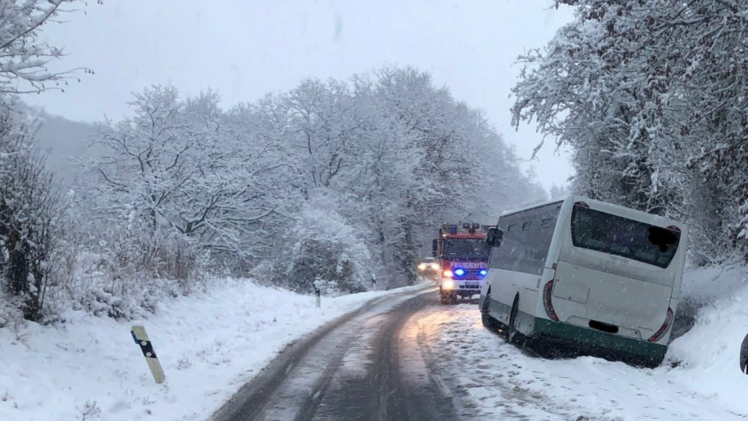 Busse landen im Straßengraben