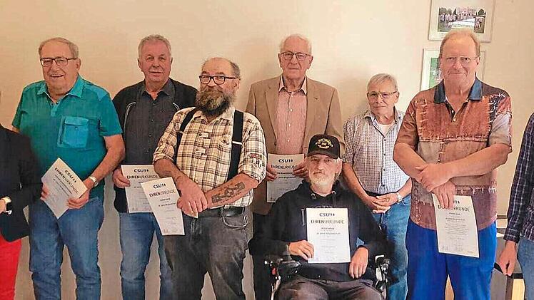 Von links: Landrat Mario G&ouml;tz, Vorsitzende Judith Dekant, Philipp Bauernschubert, Peter Saal, Hubert Back, Anton Bauernschubert, Peter H&ouml;ger, Gerhard Heilmann, Stefan Saal, 2. Vorsitzender Benedikt Seufert auf dem Bild fehlen: Siegfried Schmitt un...