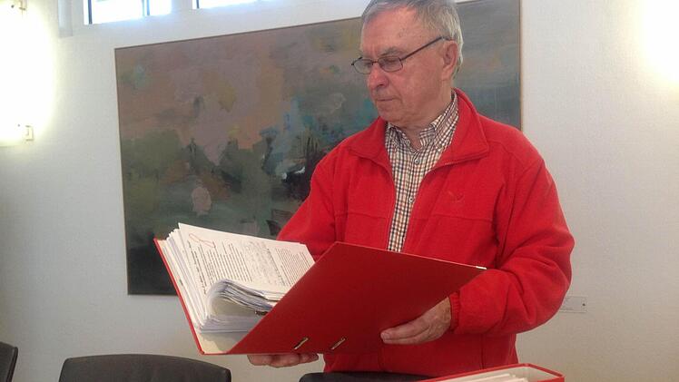 Otwin Schneider mit Ordnern voller Unterschriften