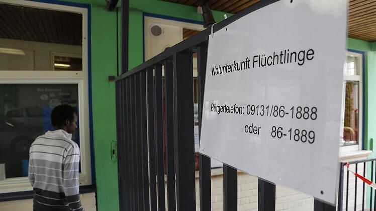 Asyl: Im Erlanger Freibad West wurde ein provisorisches Flüchtlingslager errichtet.