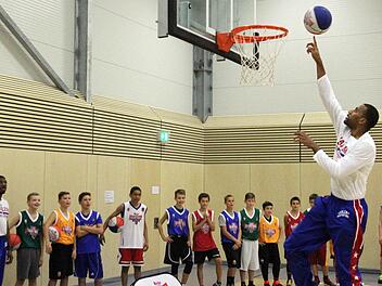 Der besondere Harlem-Globetrotters-Korbleger: Zeus McClurkin lässt den Ball dabei auf dem Finger tänzeln. Foto: Bertram Wagner