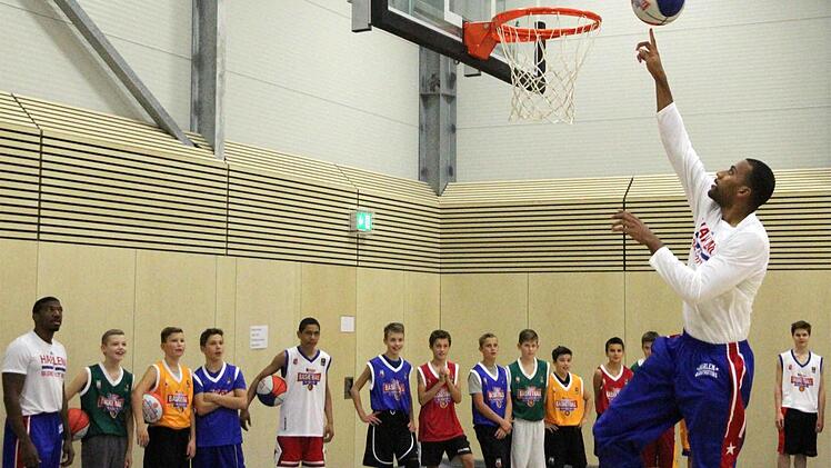 Der besondere Harlem-Globetrotters-Korbleger: Zeus McClurkin lässt den Ball dabei auf dem Finger tänzeln. Foto: Bertram Wagner