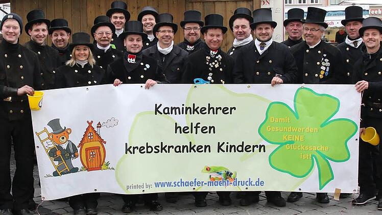 22 Kaminkehrer aus dem Landkreis haben zugunsten des Vereins "Kaminkehrer helfen krebskranken Kindern" Lose verkauft. Der Erlös bleibe in der Region, versicherten die "Glücksbringer". Foto: Michael Stelzner