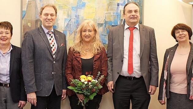 In den Ruhestand wurde Gisela H&auml;nel (mit Blumen) verabschiedet. Die besten W&uuml;nsche &uuml;bermittelten (von links) Gisela Hable, Landrat Klaus L&ouml;ffler, G&uuml;nther Daum und Maria M&uuml;ller. Foto: Landratsamt