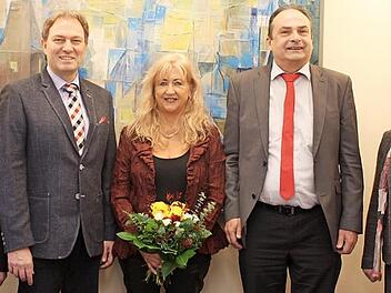 In den Ruhestand wurde Gisela Hänel (mit Blumen) verabschiedet. Die besten Wünsche übermittelten (von links) Gisela Hable, Landrat Klaus Löffler, Günther Daum und Maria Müller. Foto: Landratsamt
