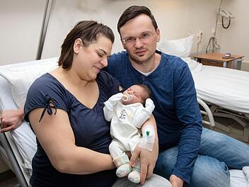 Stefanie und Elias Hellmich freuen sich über die Geburt ihrer Tochter Karolin. Das Mädchen,  ein gesunder Wonneproppen, ist das Neujahrsbaby 2018 in Lichtenfels.Klaus Gagel