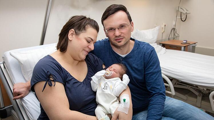 Stefanie und Elias Hellmich freuen sich über die Geburt ihrer Tochter Karolin. Das Mädchen,  ein gesunder Wonneproppen, ist das Neujahrsbaby 2018 in Lichtenfels.Klaus Gagel
