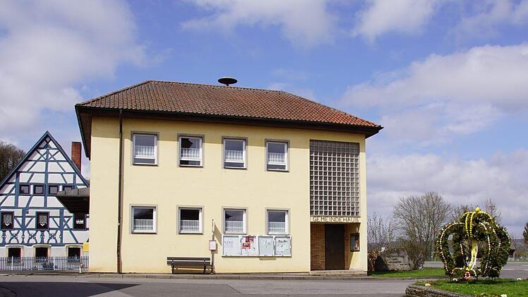 Das "alte Rathaus" ist in Roßstadt Feuerwehr- und Gemeinschaftshaus. Im Rahmen der Dorferneuerung soll es abgebrochen und durch einen Neubau ersetzt werden. Fotos: Weinbeer