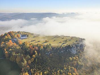 Der Staffelberg könnte der erste Ort in Bad Staffelstein mit einem frei zugänglichem W-Lan werden. Fotos: Matthias Einwag