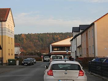 Recht eng geht es an manchen Stellen in der Siedlung zu, so dass ein Gegenverkehr kaum möglich ist. Und auch die Parkplatzsituation ist für manchen Bürger nicht zufriedenstellend. Foto: Veronika Schadeck