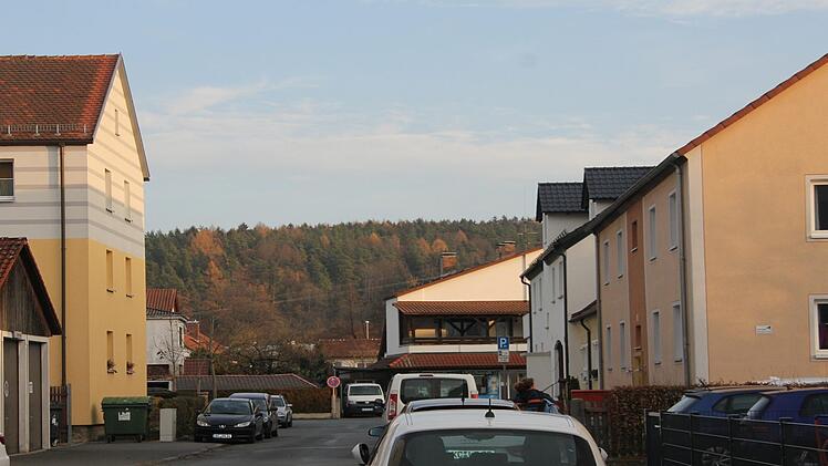 Recht eng geht es an manchen Stellen in der Siedlung zu, so dass ein Gegenverkehr kaum möglich ist. Und auch die Parkplatzsituation ist für manchen Bürger nicht zufriedenstellend. Foto: Veronika Schadeck