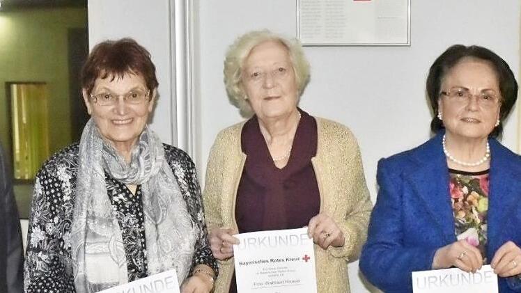 Dieter Greger und Brigitte Körpert (rechts) zeichneten (weiter von links) Heila Hornung, Waltraud Knauer und Gisela Kreh mit der Spange aus.
