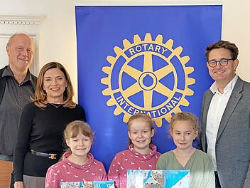Die kleinen Künstlerinnen Antonia, Lina und Charlotte stellten den Kalender Gerald Brehm (l.), Carola Schwank und Harald Laubinger vor.