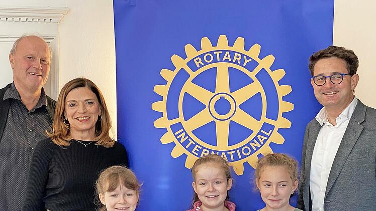 Die kleinen Künstlerinnen Antonia, Lina und Charlotte stellten den Kalender Gerald Brehm (l.), Carola Schwank und Harald Laubinger vor.