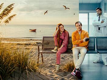 Sechs neue Filme der ZDF-"Herzkino"-Reihe "Dr. Nice" versprechen medizinische wie private Dramen, rund um Arzthelferin Charlie Winkler (Josefine Preu&szlig;), Dr. Neiss (Patrick Kalupa, Mitte) und Dr. Florian Schmidtke (Maximilian Grill).