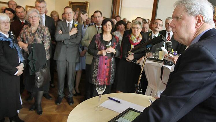 Andreas Prinz von Sachsen-Coburg und Gotha begrüßte die zahlreichen Gratulanten auf Schloss Callenberg: "Dass so viele da sind, zeigt, dass man es so verkehrt nicht gemacht hat." Fotos: Michael Gründel