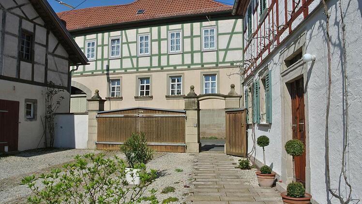 Die Toranlage sieht zwar so aus, doch hier gibt es nur einen Stein, der sich hinten im Garten fand. Schuhmanns haben alles nach einem alten Foto fertigen lassen. Die Türflügel sind natürlich selbstgemacht.