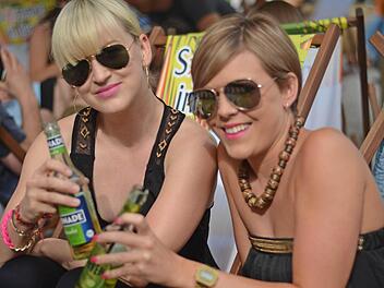 Judith Ixmeier (links) und Martina Petri genießen das schöne Wetter am Nürnberger Stadtstrand. Foto: Nikolas Pelke