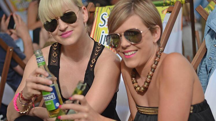 Judith Ixmeier (links) und Martina Petri genießen das schöne Wetter am Nürnberger Stadtstrand. Foto: Nikolas Pelke