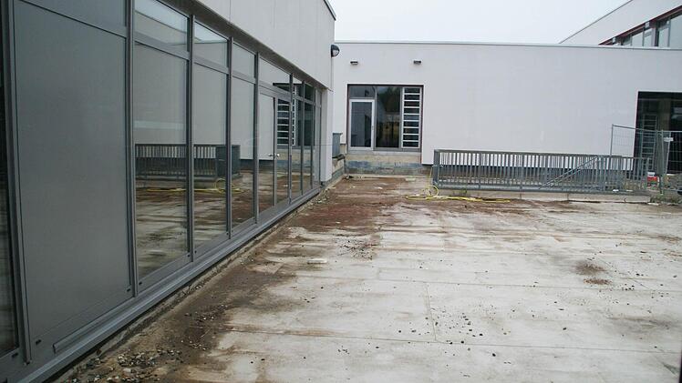 Zwischen der Wallburg-Realschule und der Vierfachsporthalle wird derzeit an der Abdichtung des Parkdecks gearbeitet. Darunter liegen die Umkleidebereiche der Halle, die dringend saniert werden müssen. Unter anderem durch die Undichtigkeit des Parkdecks entstanden hier Feuchtigkeitsschäden.