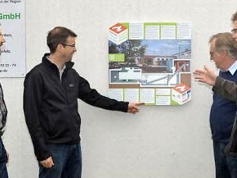Am Biomasseheizwerk Pressig wurde eine Infotafel angebracht (v. l.): WBV-Bioenergie-Geschäftsführer Markus Bächer, Markus Wich und Georg Konrad von den Waldbesitzervereinigungen sowie Martin Kastner (Energievision Frankenwald) Foto: K- H. Hofmann