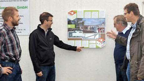 Am Biomasseheizwerk Pressig wurde eine Infotafel angebracht (v. l.): WBV-Bioenergie-Geschäftsführer Markus Bächer, Markus Wich und Georg Konrad von den Waldbesitzervereinigungen sowie Martin Kastner (Energievision Frankenwald) Foto: K- H. Hofmann